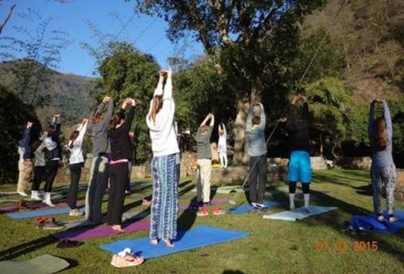 Top Benefits of Learning and Practicing Yoga in the Lap of the Himalayas